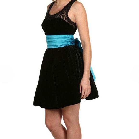 BETSEY JOHNSON BLACK VELVET COCKTAIL DRESS - Picture 4 of 6